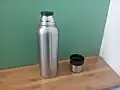 Das Vakuum zwischen den doppelten Wänden der Thermosflasche isoliert gut.