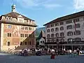 Der Hauptplatz des Ortes Schwyz, links das Rathaus