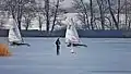 Eissegler und Schlittschuhfahrer auf dem zugefrorenen See