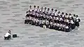 Japanische Schüler tragen normalerweise eine Schuluniform. Matrosenanzüge waren früher auch in Europa beliebt.