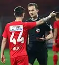 Manche Spieler wollen dem Schiedsrichter nicht folgen.