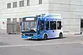 Dieser Bus fährt mit einer Brennstoffzelle. Hier kommt Wasserstoff in den Tank und Dampf aus dem Auspuff.