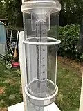 Mit solchen Gefäßen misst man, wie viel Regen fällt.