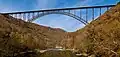 Riesige Brücken konnte man erst aus Stahl bauen, den man aus Eisen macht. Diese steht in West Virginia in den USA.