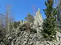Diese Steine sind erkaltete Lava aus einem früheren Vulkan.
