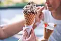 Eis in der Eistüte. Man sagt auch, Hörnchen, Eiswaffel, Stanitzel oder Cornet.