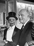 Der amerikanische Komiker Edgar Bergen mit seiner Puppe Charlie McCarthy