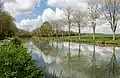 Durch die Landschaft geht ein Kanal.