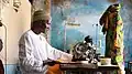 Ein Modemacher, ein Fashion Designer, in Senegal, an der Nähmaschine