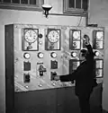 Uhrenumstellung in einem Bahnhof in Paris, im Jahr 1937