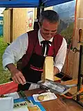 Raclette-Käse an einem Stand auf einem Schweizer Trachtenfest