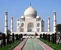 Das Taj Mahal in Indien ist weiß, weil es mit Marmor-Steinen bedeckt wurde.