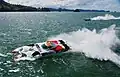 Diese Offshore-Boote fahren auf dem Meer.