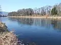 Bei der Stadt Dietikon steuert die Limmat gemächlich auf eines der vielen Kraftwerke zu.