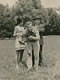 Im Jahr 1968: Kästner schreibt ein Autogramm auf dem Rücken eines Mitarbeiters vom NDR-Fernsehen.