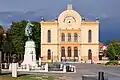 Die Große Synagoge in Pécs, mit Statue des Freiheitshelden Kossuth