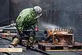 In einer Fabrik in Köln: Gerät wird mit Wasser unter Hochdruck gereinigt.