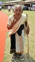 Diese Frau in Indien zeigt stolz ihren Finger: Die Farbe daran ist der Beweis, dass sie gerade gewählt hat.