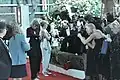 Im Jahr 1990: Draußen vor der Preisverleihung freuen sich Journalisten und Neugierige über die Schauspielerin Jessica Lange.