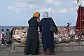 Zwei Frauen auf einem Markt