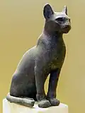 Diese Statue stammt aus dem Alten Ägypten. Dort war Bastet eine Göttin, die wie eine Katze aussah.