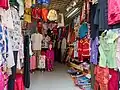 Ein Kleidergeschäft an einer Straße in China