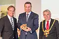 Boxweltmeister Vitali Klitschko ist hier Bürgermeister. Auf dem Bild hat er einen Preis aus Deutschland bekommen.