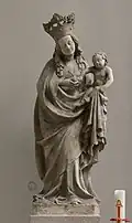 Der steinernen Madonna hat um das Jahr 1400 der Bildhauer ein elegant schwingendes Gewand gegeben.