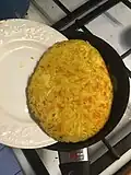 Hier wendet man Rösti mit der Hilfe eines Tellers.