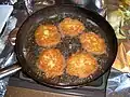 Kartoffelpuffer in der Pfanne