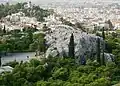 Der Hügel Areopag von der Akropolis aus betrachtet