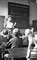 Eine Lehrerin bringt ihren Erstklässlern die Grundrechenarten bei.