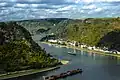 Die Stadt Sankt Goarshausen gegenüber der Loreley