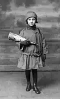 Ein Mädchen im Jahr 1924 mit Schultüte
