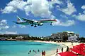 Dieses Flugzeug nähert sich gerade dem Flughafen von Sint Maarten. Die Insel gehört zu den Niederlanden.