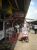 Schilder in der Stadt Paramaribo in Suriname