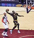 Hier spielt LeBron James für die Mannschaft Cleveland Cavaliers...