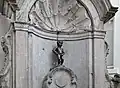 Diese recht kleine Statue ist ein Wahrzeichen von Brüssel: Manneken Pis.