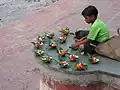 Ein Junge verkauft Blumen am Ufer des Ganges.
