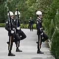 Soldaten in Taiwan: Sie „bewachen“ das Grabmal eines wichtigen Politikers. Sie sollen vor allem elegant und stark aussehen.