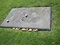 Grab in Sanssouci: Fans legen immer wieder Kartoffeln dort hin.