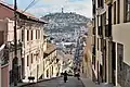 Eine steile Straße in der Altstadt von Quito, der Hauptstadt von Ecuador