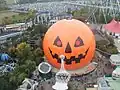 An Halloween ist der Park passend zum Thema dekoriert.