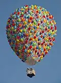 Hier sieht es so aus, als wenn der Heißluftballon aus Ballons bestehen würde.