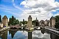 Die alte Stadtmauer aus dem Mittelalter dient seitdem als Brücke.