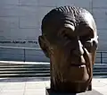 Eine Statue aus Bronze, die in Berlin steht