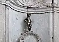 Das Manneken Pis in Brüssel ist eine bekannte Statue, die Wasser lässt.