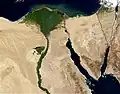 Der Fluss Nil bildet an seinem Ende ein riesiges grünes Delta. Es erschafft eine riesige grüne Oase inmitten der Wüste Ägyptens.