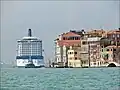 Immer größere Kreuzfahrtschiffe fahren in den Giudecca-Kanal ein.