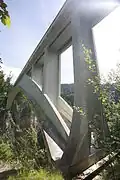 Betonbogenbrücke in einem Bergtal